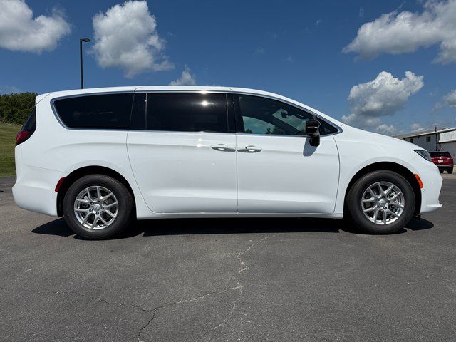 2026 Chrysler Pacifica photo 12