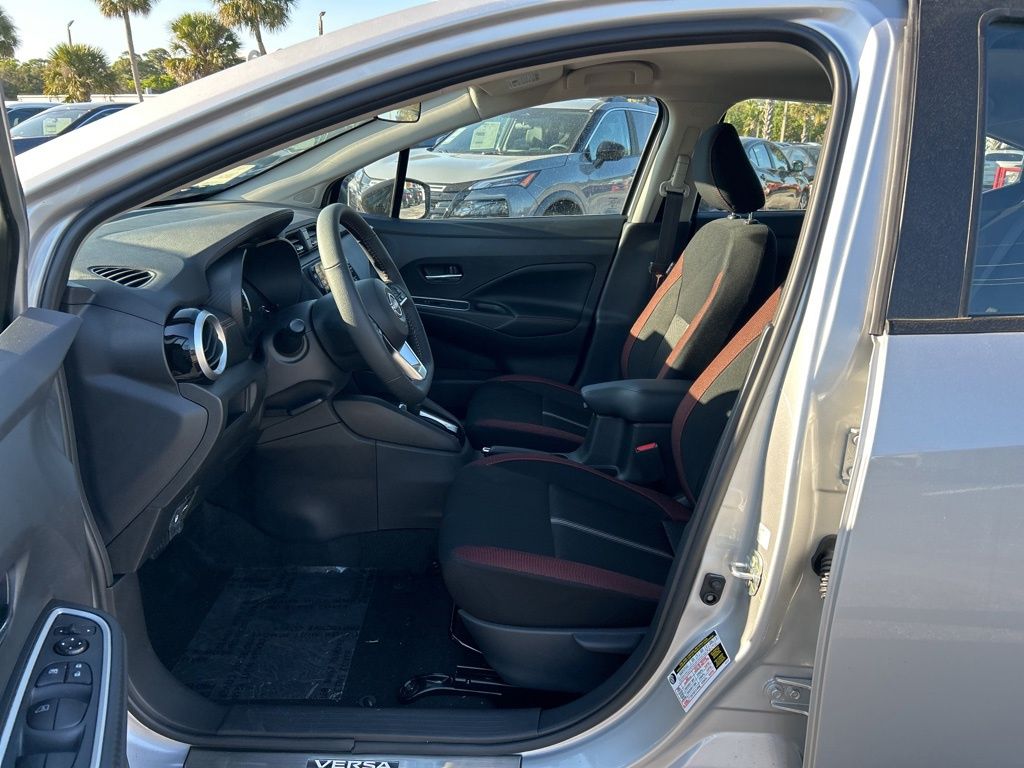 2025 Nissan Versa SR photo 9