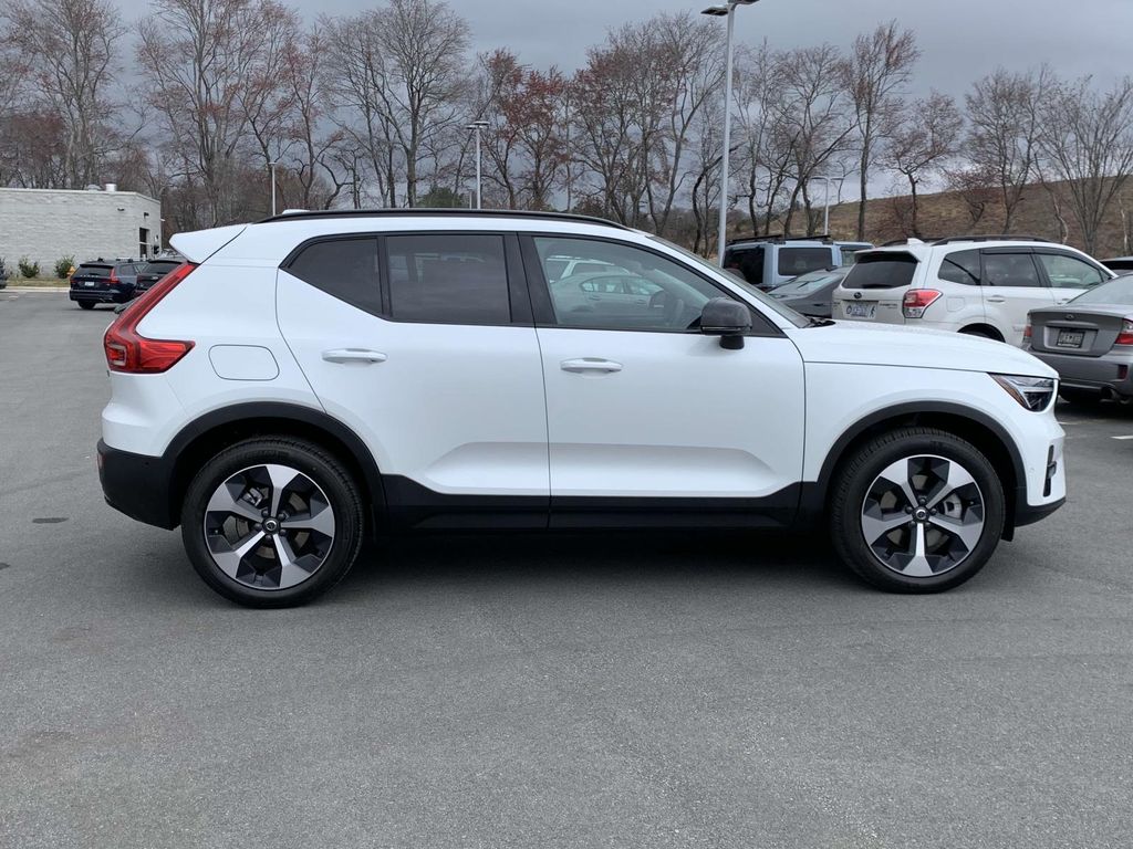 2025 Volvo XC40 AWD Plus photo 19