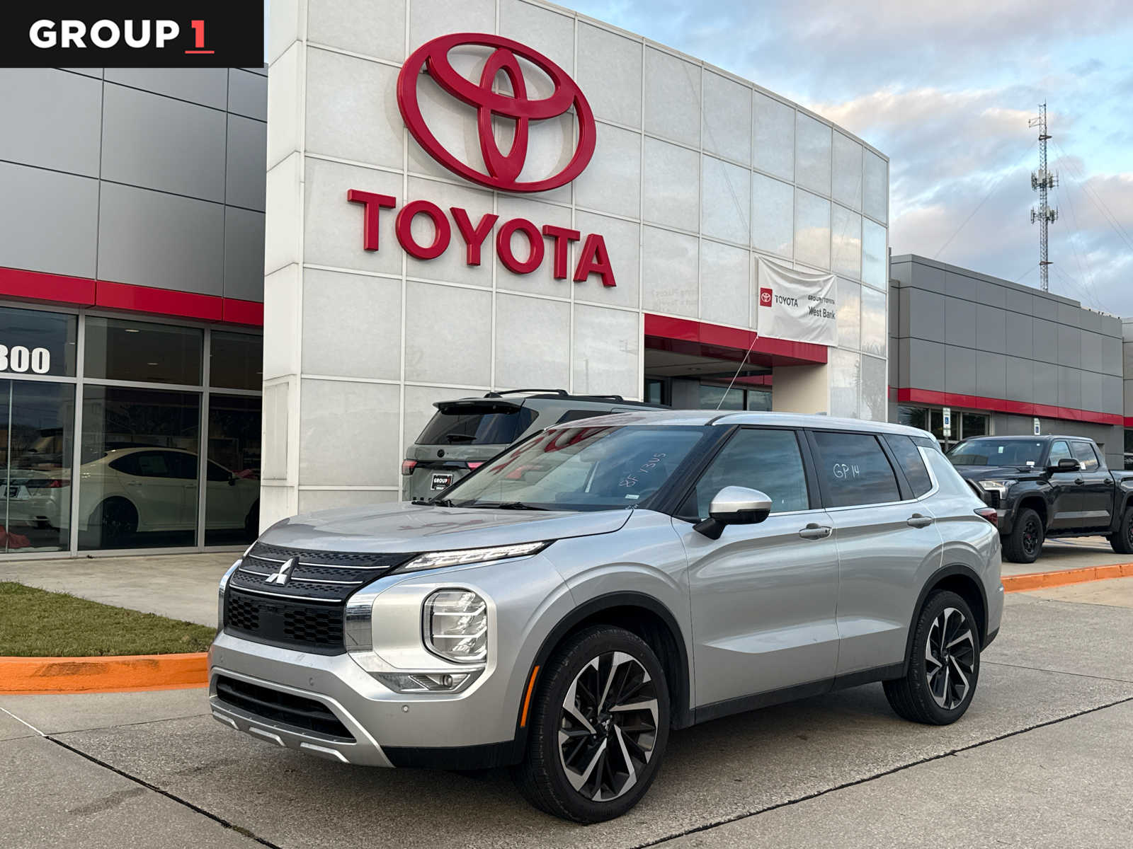 2024 Mitsubishi Outlander SE's photo