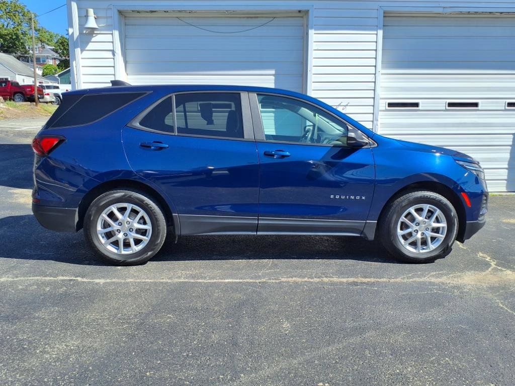 2023 Chevrolet Equinox LS photo 2