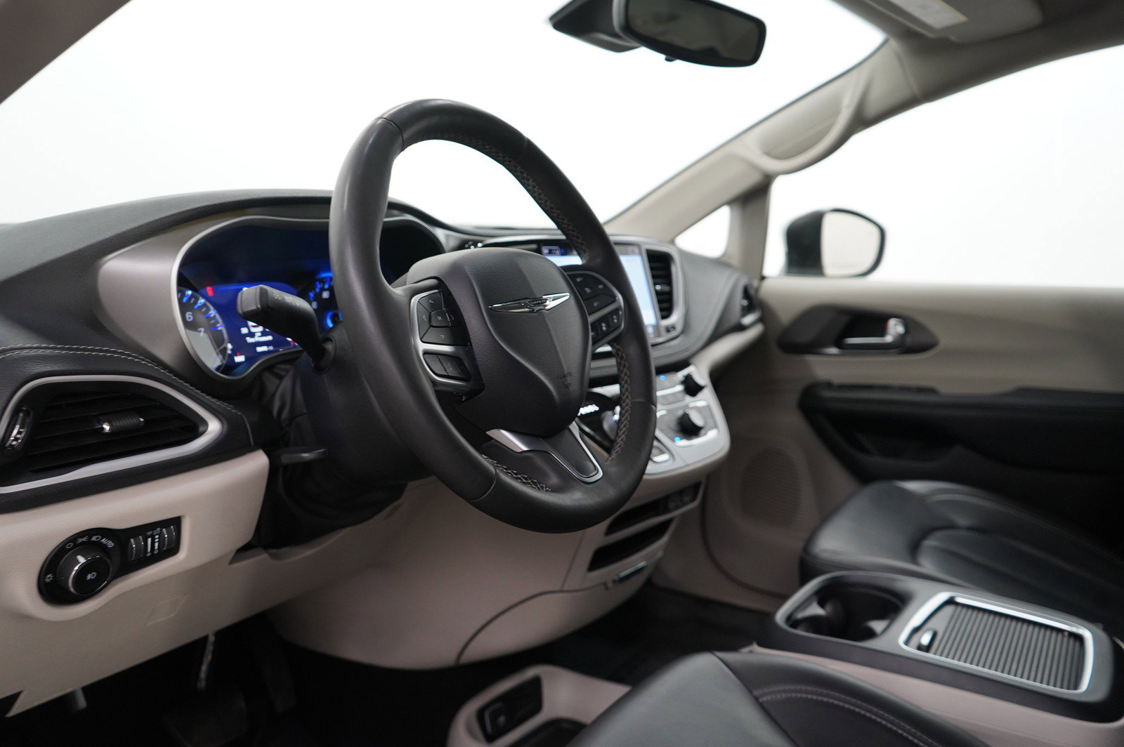 2023 Chrysler Pacifica Touring L photo 18