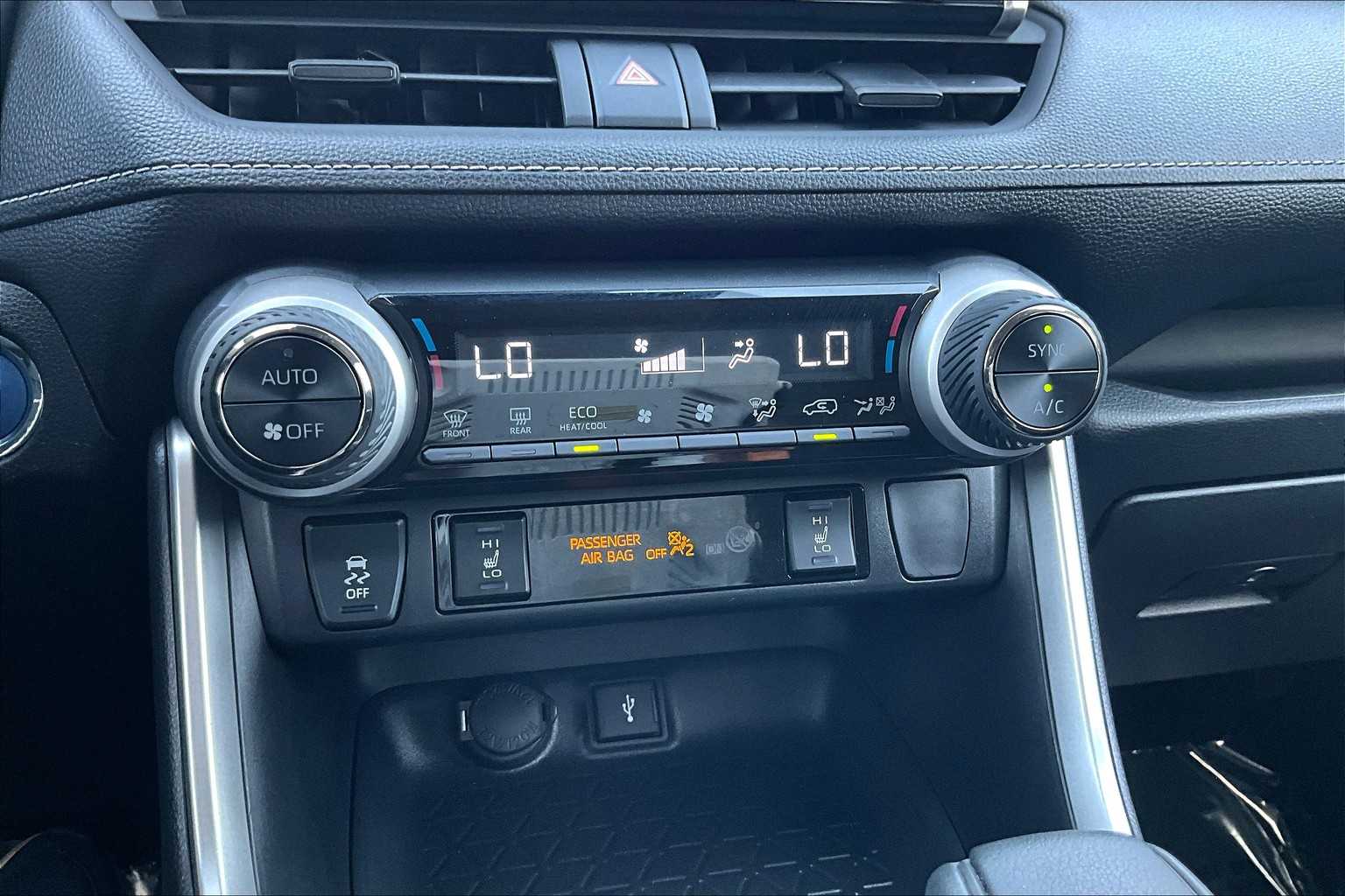 2022 Toyota RAV4 Hybrid XLE photo 32