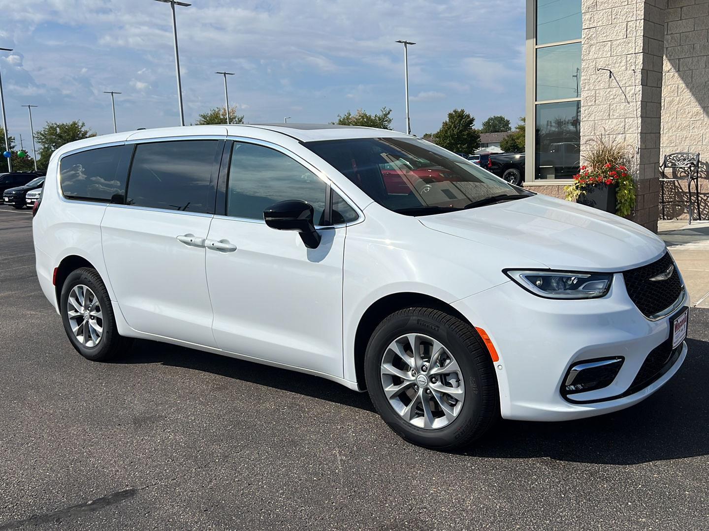2026 Chrysler Pacifica photo 2