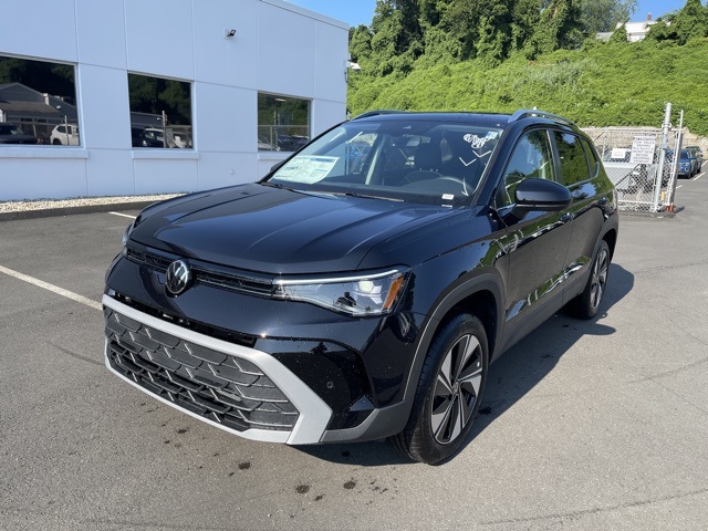 2025 Volkswagen Taos SE photo 3