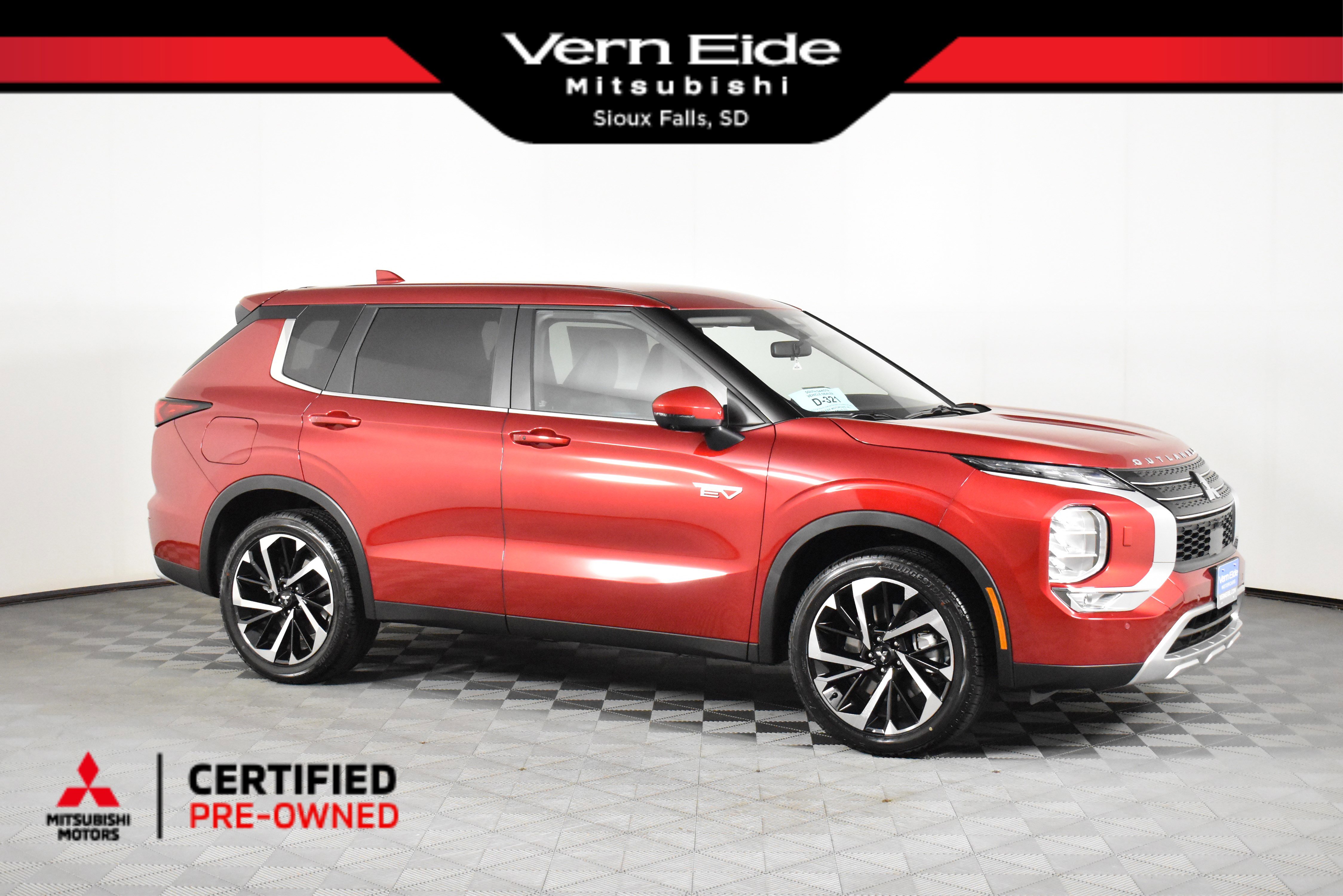 2025 Mitsubishi Outlander Plug-in Hybrid SE's photo