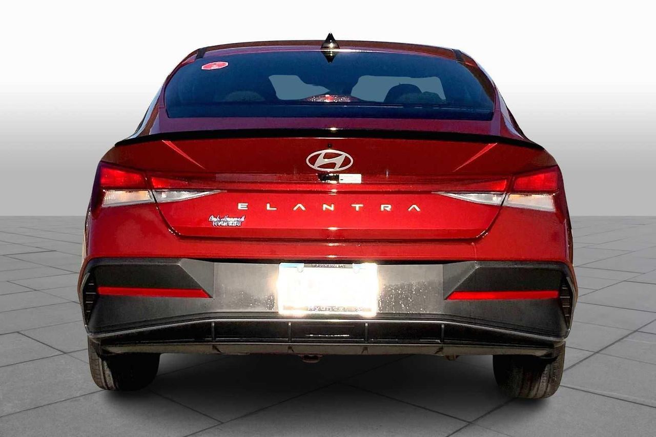 2025 Hyundai Elantra SEL Sport photo 4