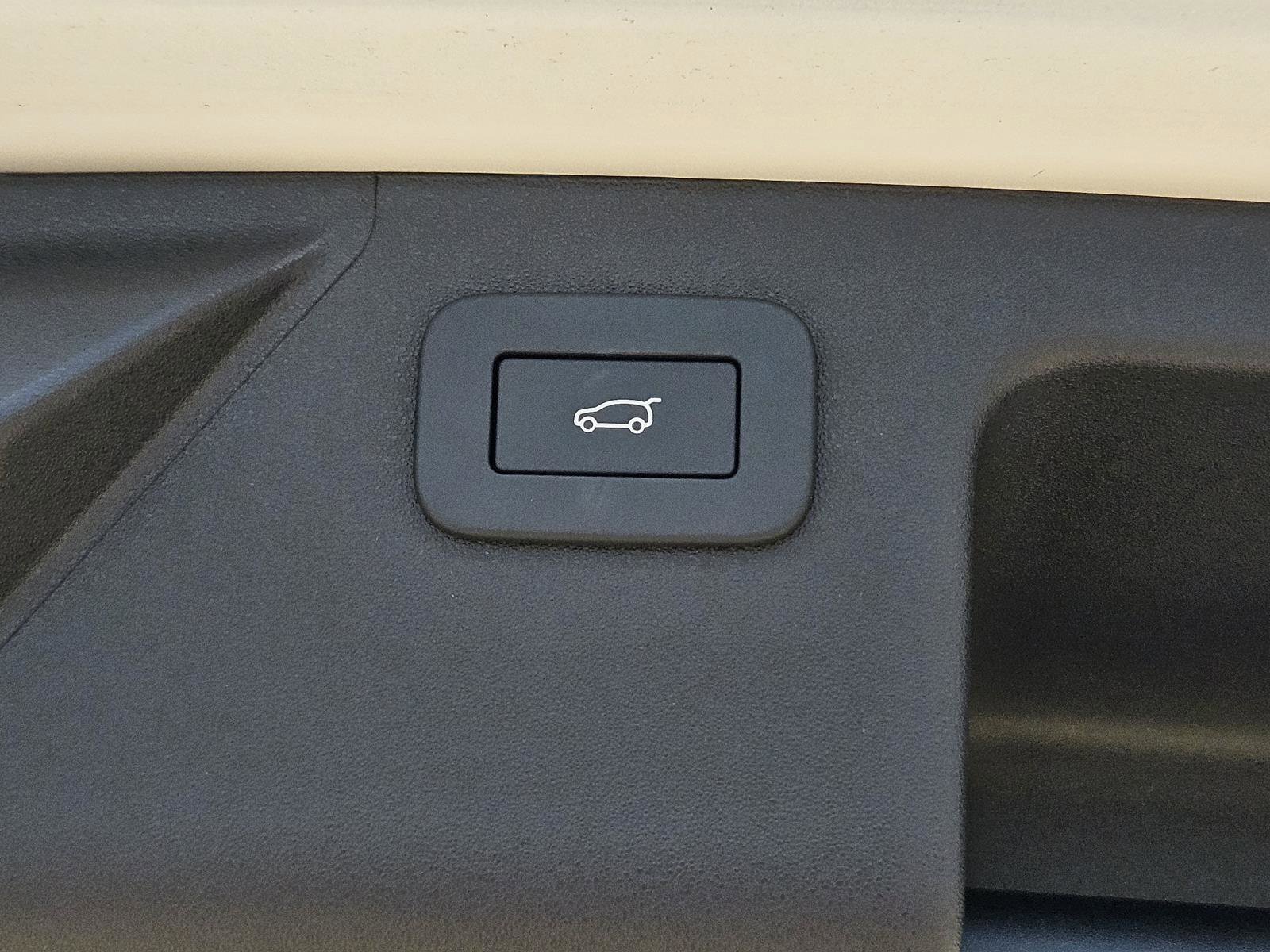 2025 Land Rover Discovery Sport S photo 14