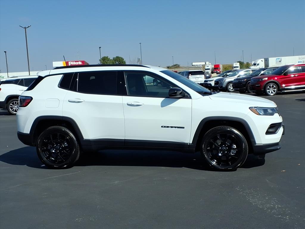 2026 Jeep Compass Latitude photo 2