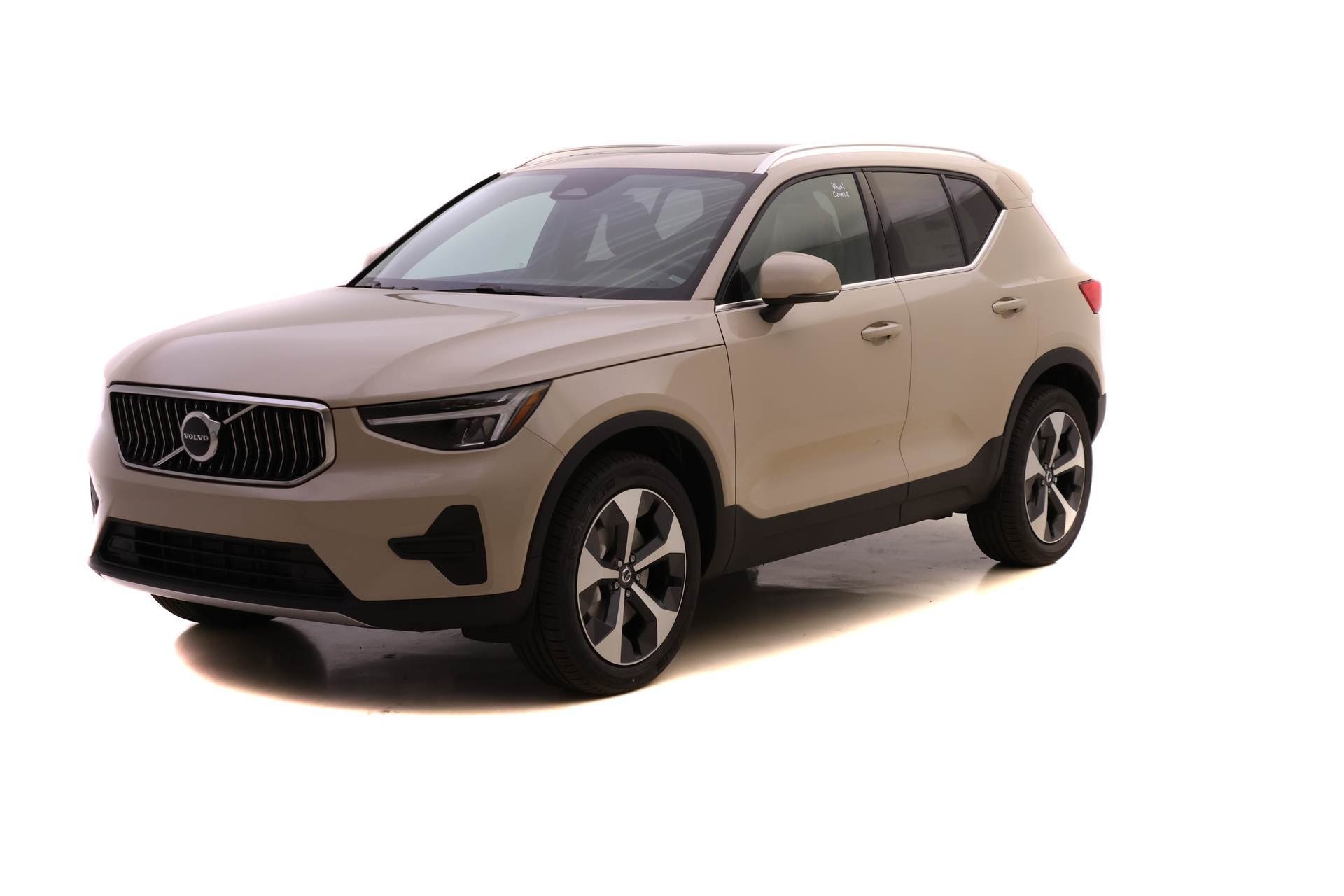 2025 Volvo XC40 Core's photo