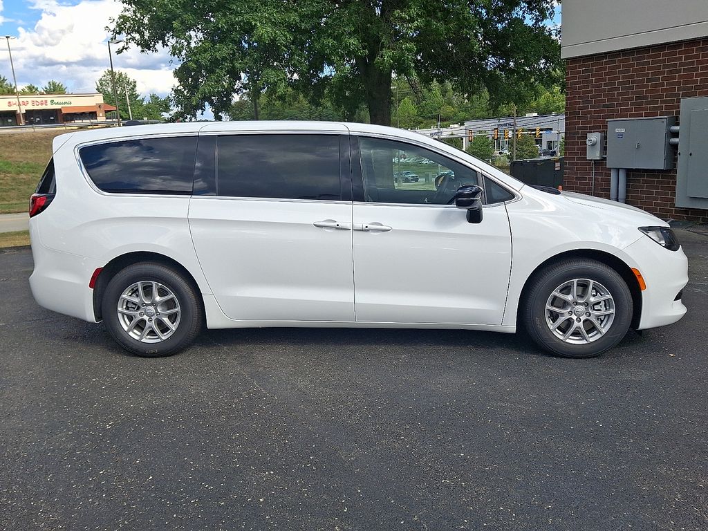 2026 Chrysler Voyager LX photo 7