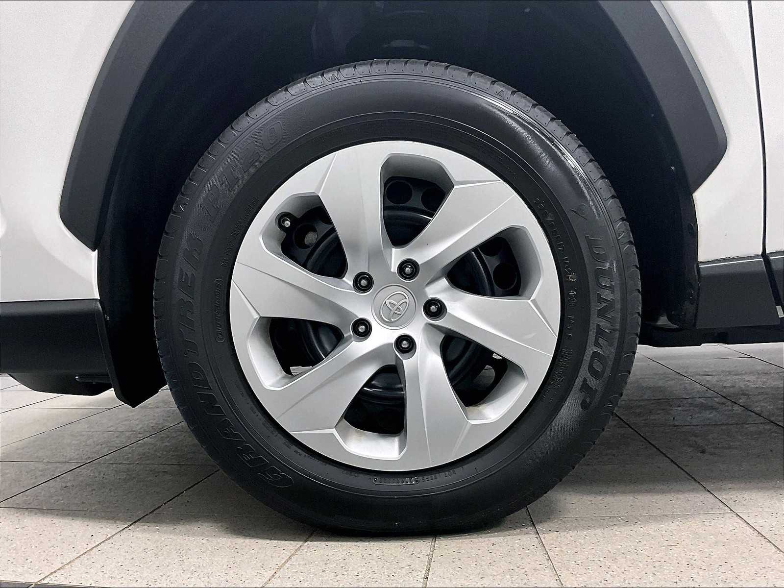 2022 Toyota RAV4 LE photo 2