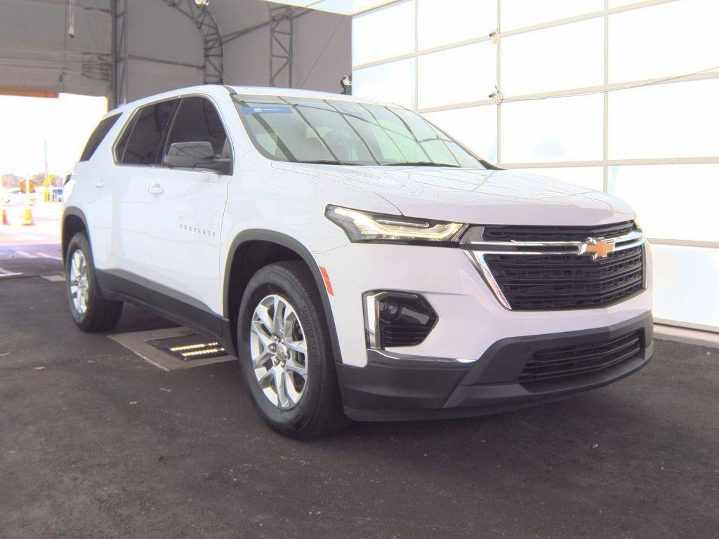 2023 Chevrolet Traverse LS photo 2