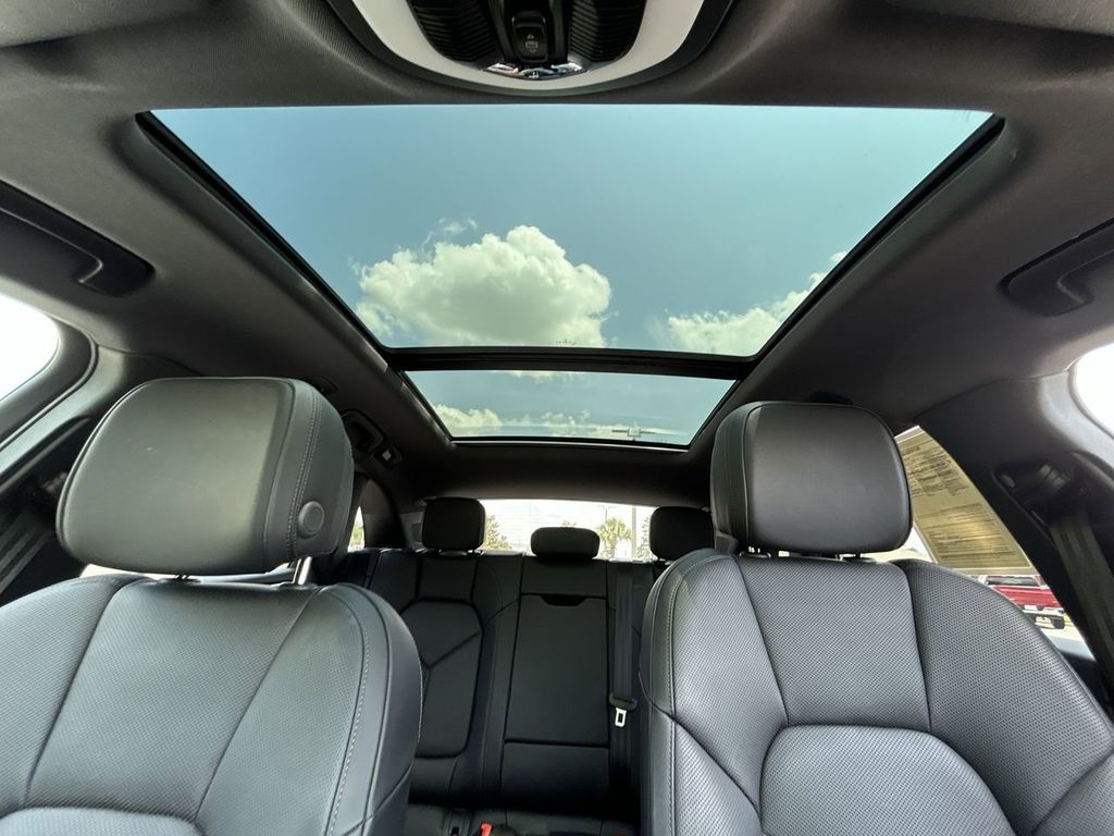 2025 Porsche Macan Base photo 25