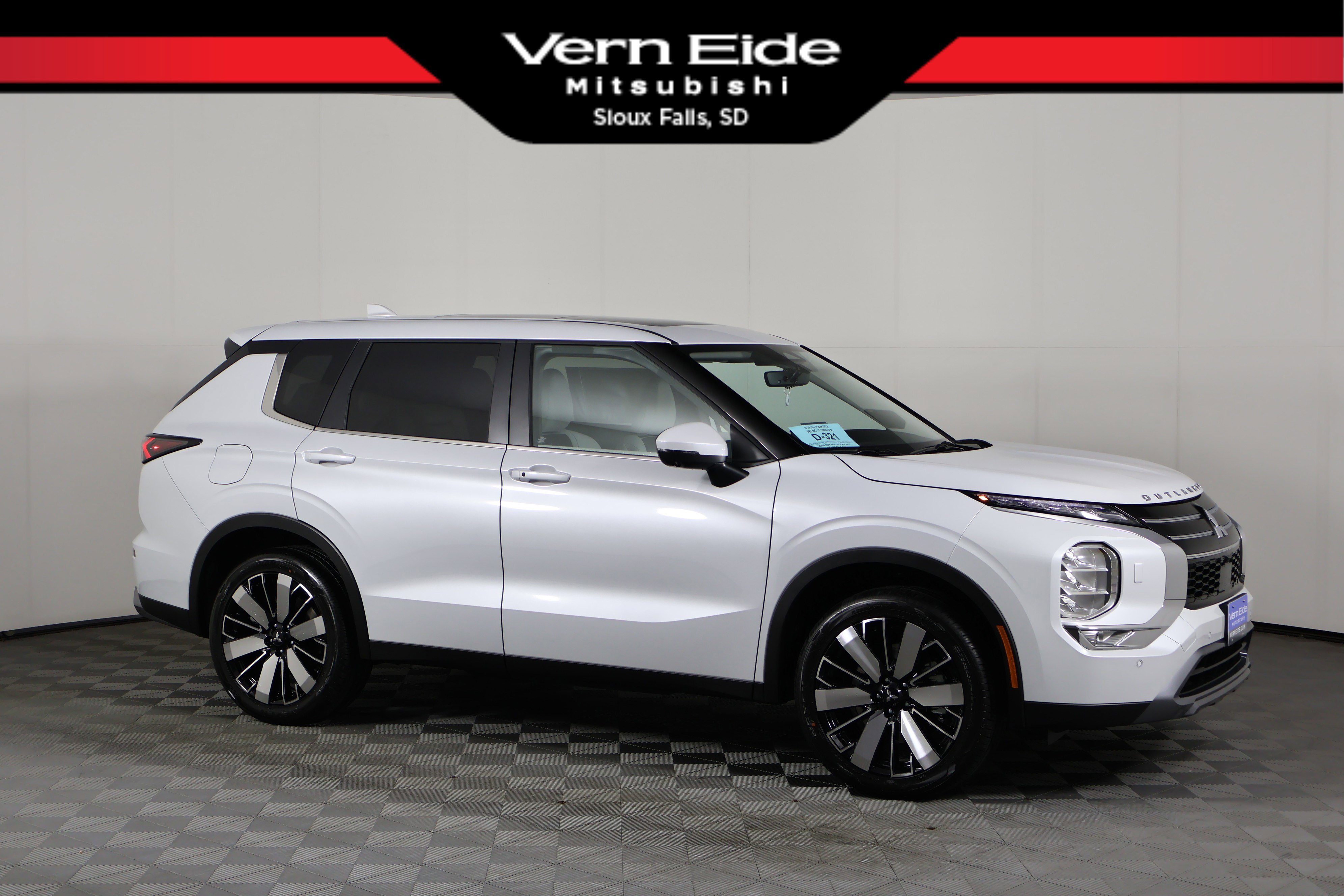 2026 Mitsubishi Outlander SE's photo