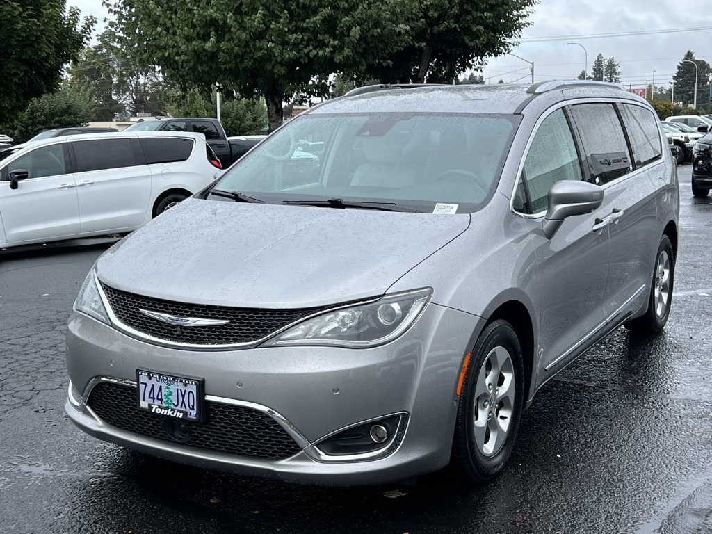 2017 Chrysler Pacifica Touring Plus photo 3