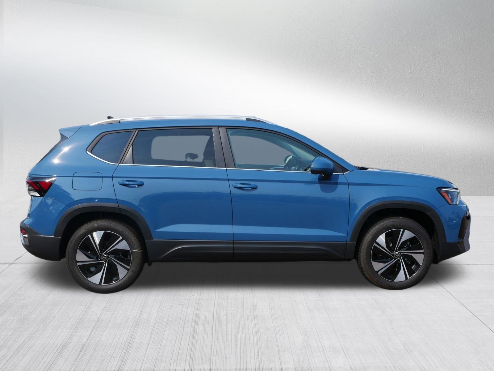 2025 Volkswagen Taos SE photo 2