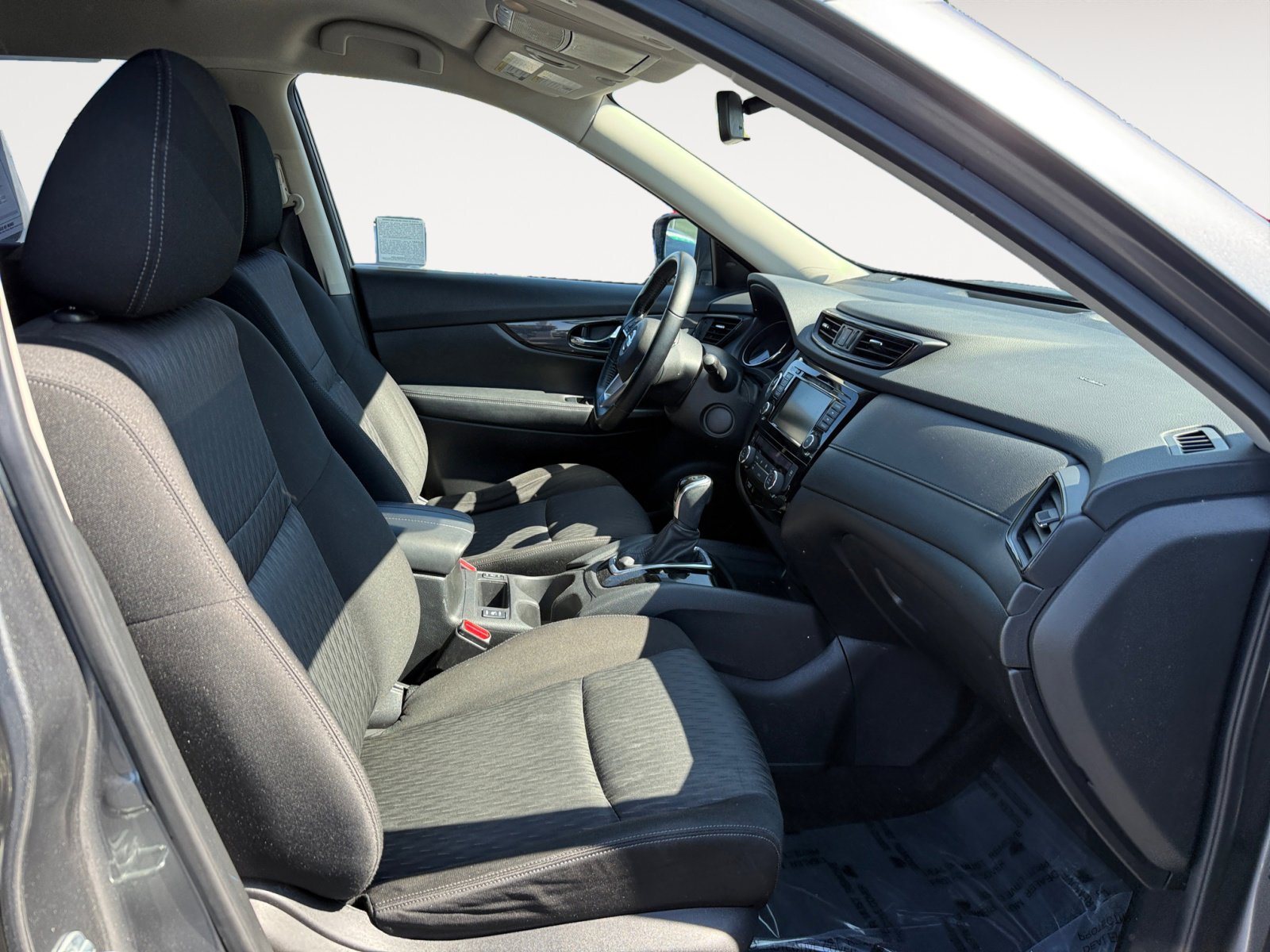 2020 Nissan Rogue SV photo 18