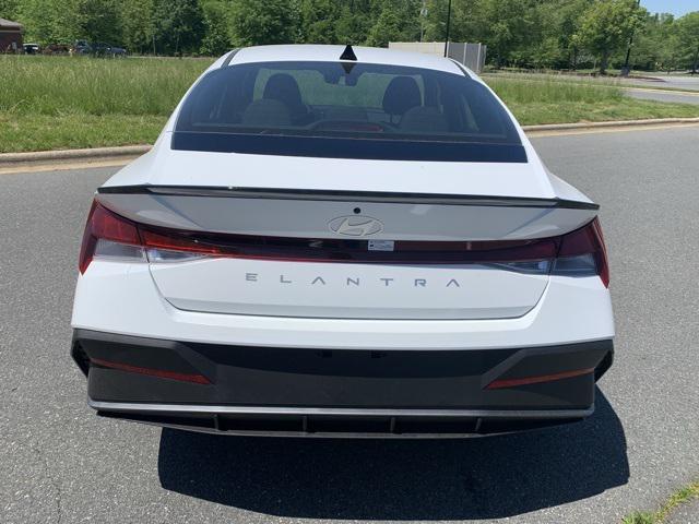 2025 Hyundai Elantra SEL Sport photo 4