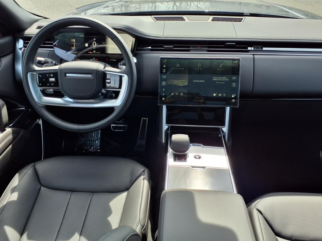 2025 Land Rover Range Rover SE photo 4