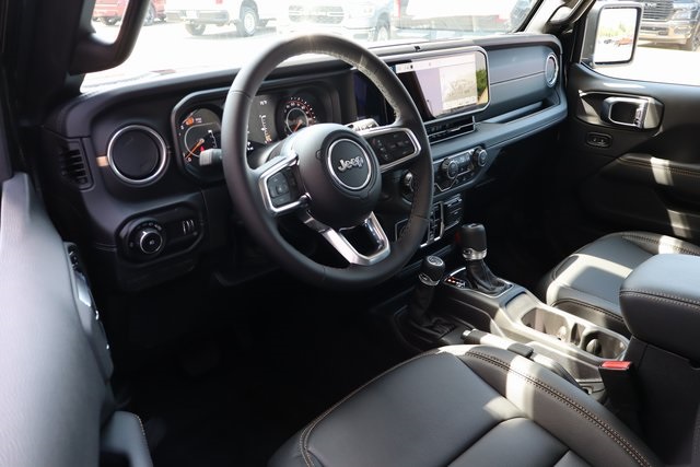 2025 Jeep Wrangler Sahara photo 13