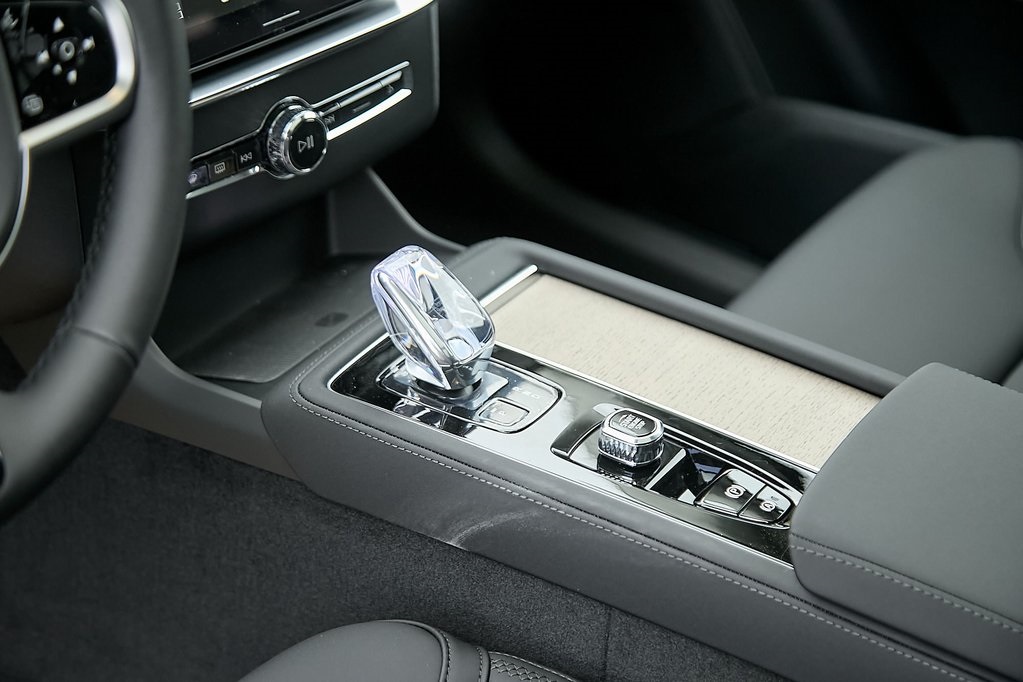 2025 VOLVO XC90 - Image 15