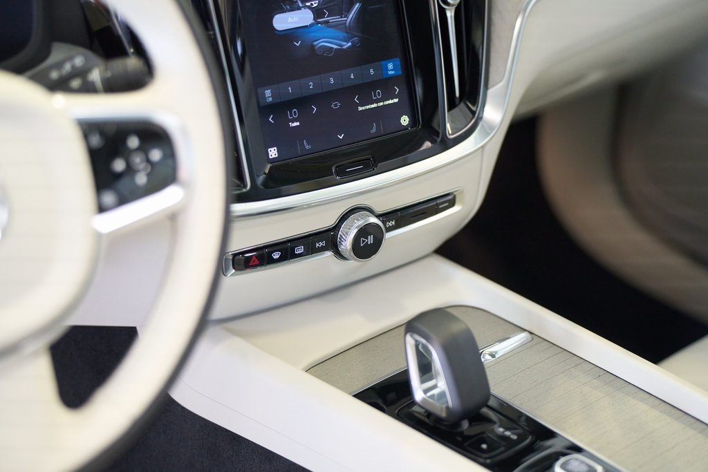 2025 VOLVO V60CC - Image 11