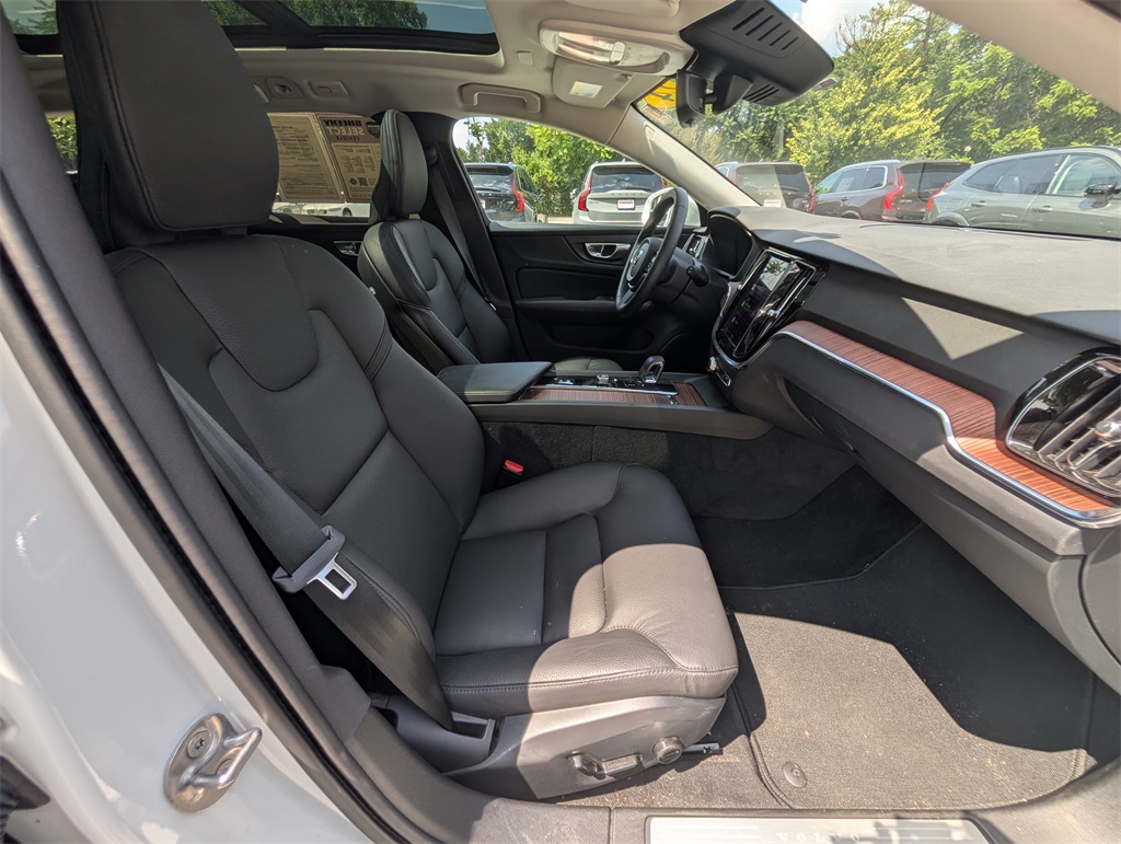 2024 Volvo V60 Cross Country B5 AWD Plus photo 2
