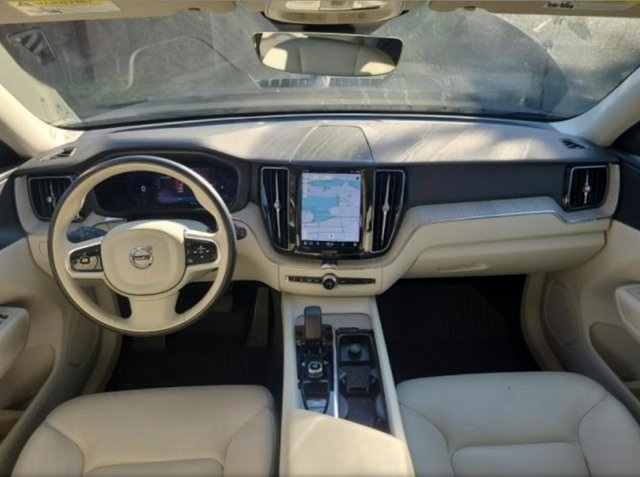 2023 Volvo XC60 B5 Plus photo 2