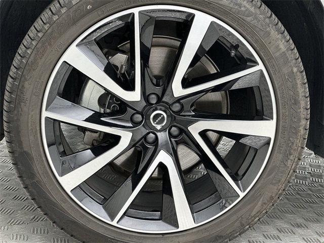 2025 Volvo XC90 B5 AWD Plus photo 2