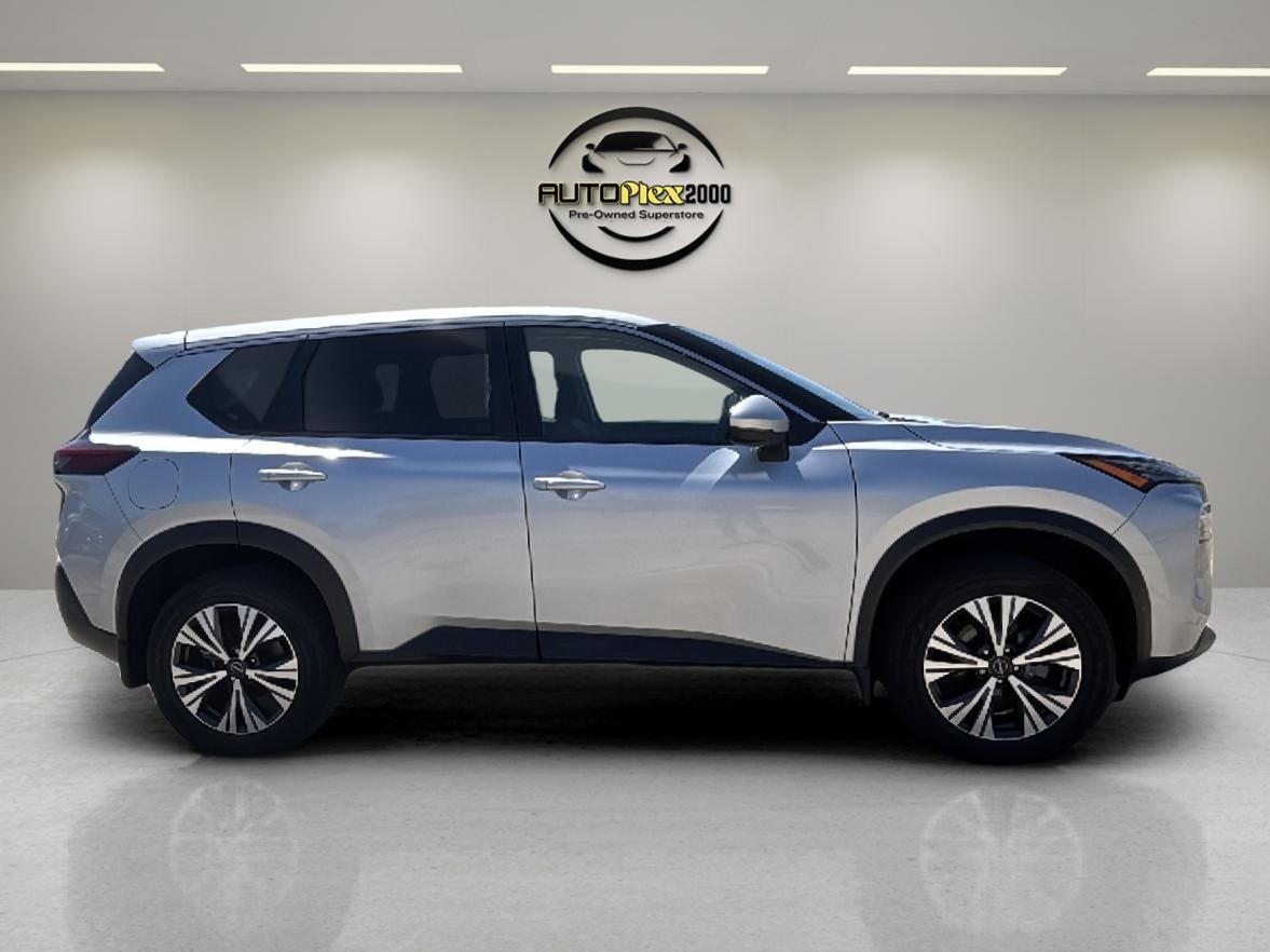 2022 Nissan Rogue SV photo 3