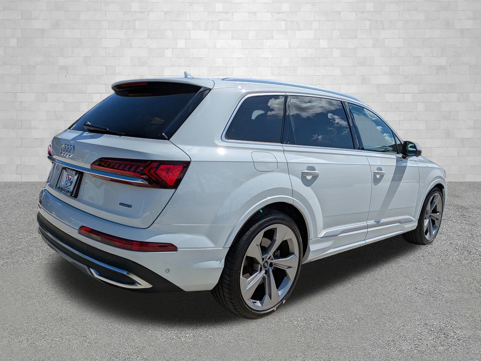 2021 Audi Q7 Prestige photo 2