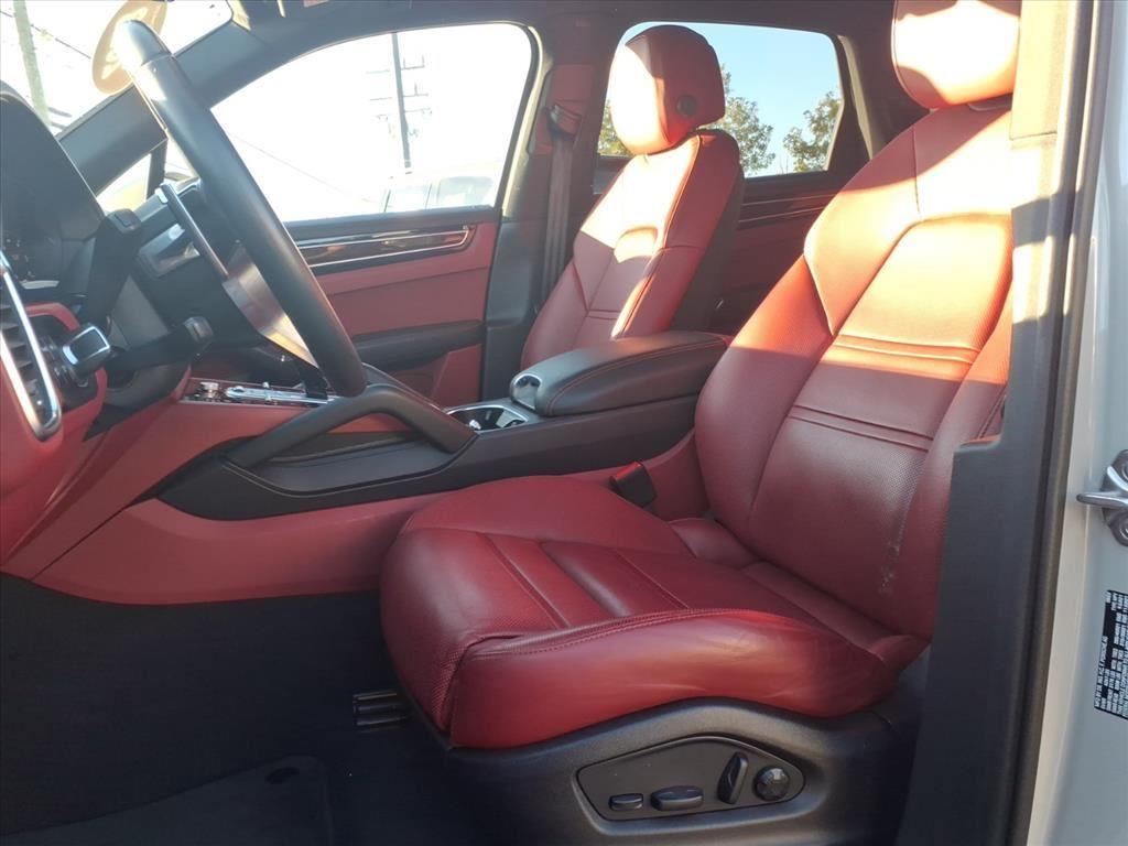 2023 Porsche Cayenne S photo 4