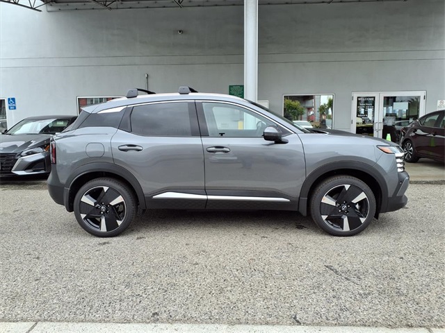 2025 Nissan Kicks SR photo 3