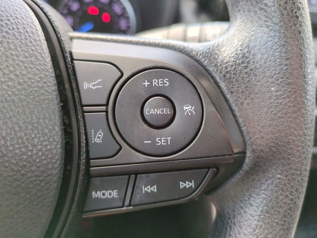 2021 Toyota RAV4 Hybrid XLE photo 31
