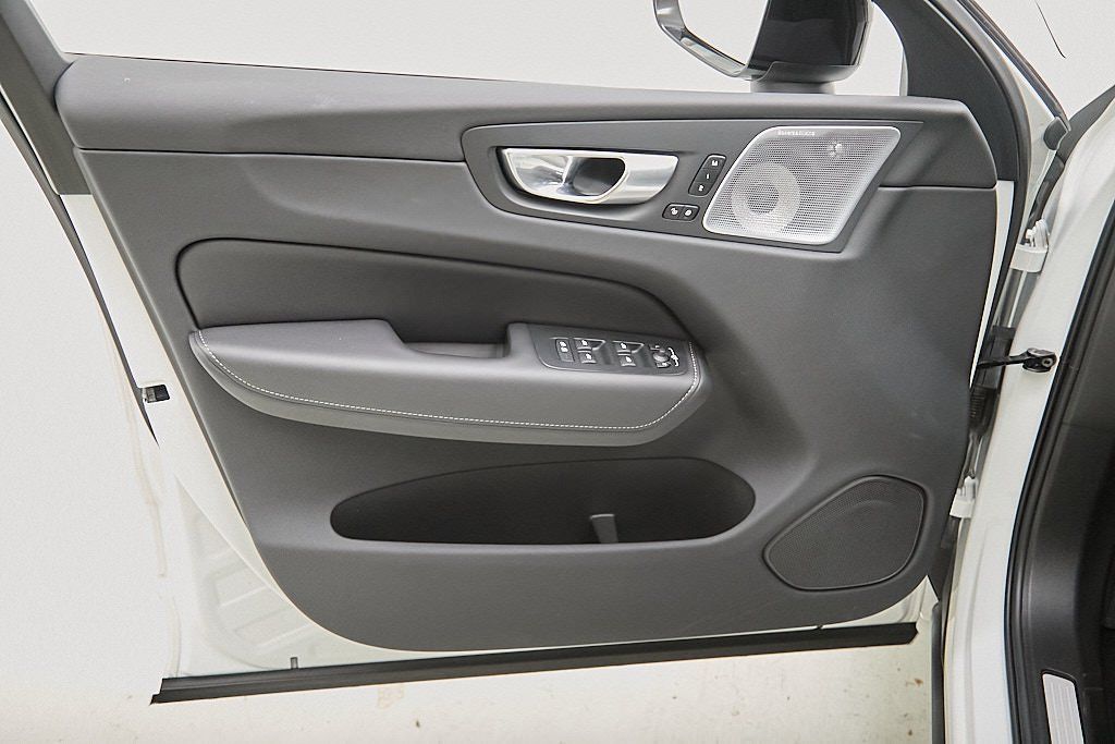 2023 VOLVO XC60 - Image 9