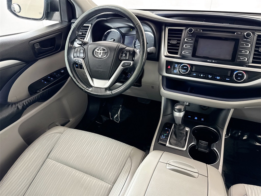 2014 Toyota Highlander LE Plus photo 8