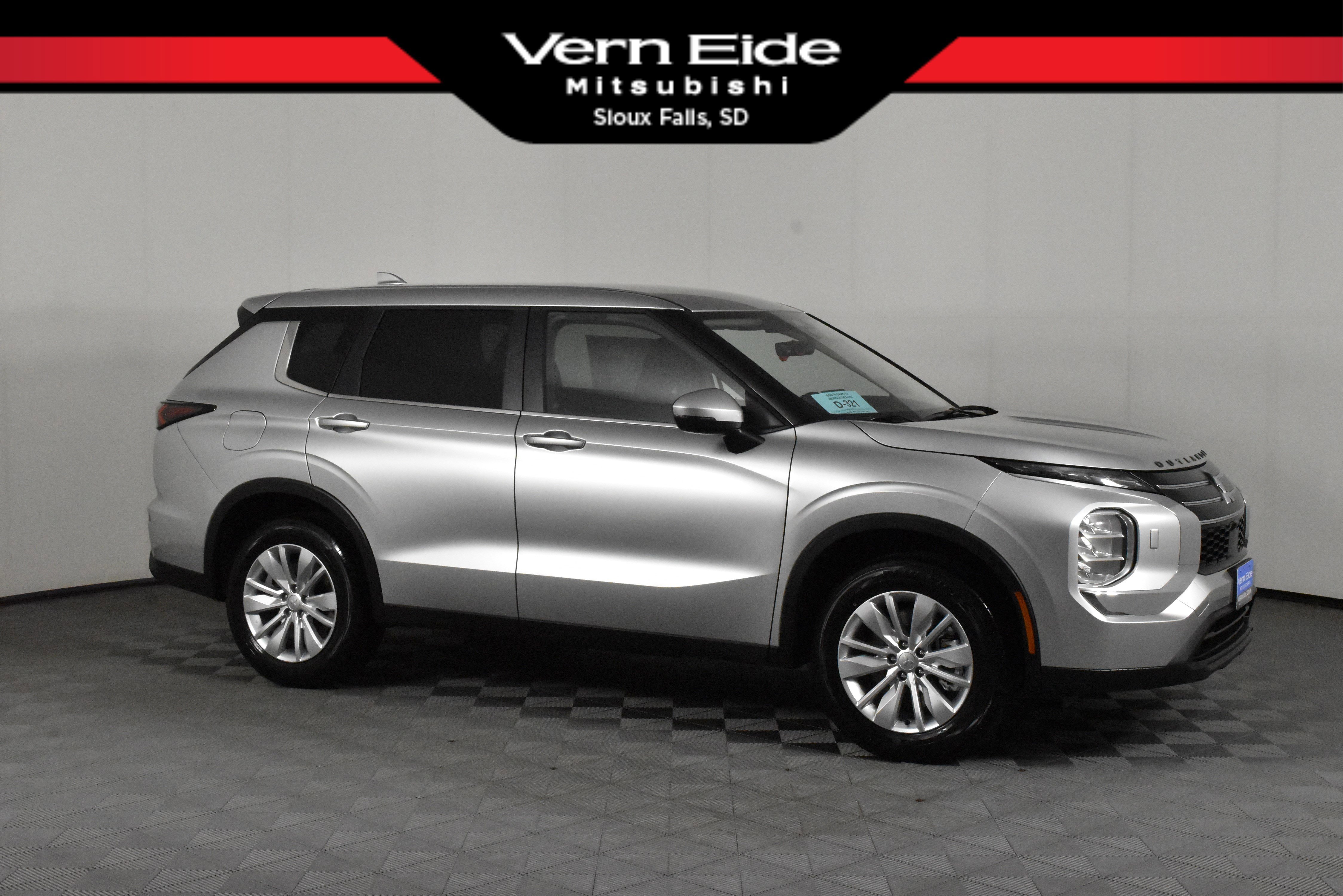 2025 Mitsubishi Outlander ES's photo