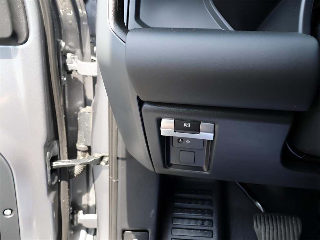 2024 Land Rover Defender 130 X-Dynamic SE photo 33