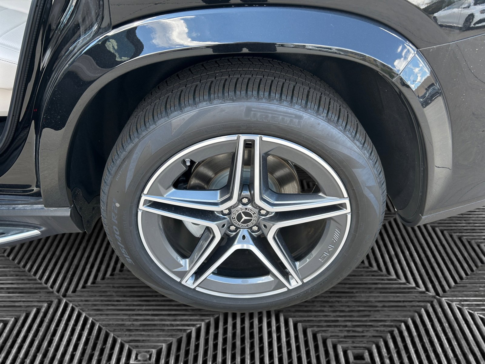 2025 Mercedes Benz GLS 450 4MATIC photo 13