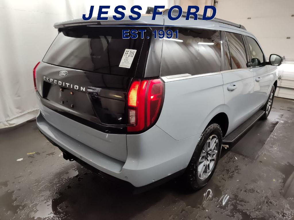 2025 Ford Expedition photo 3