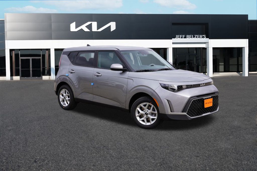 2025 Kia Soul LX's photo