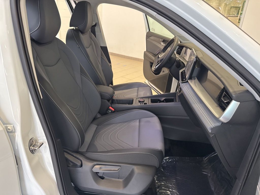 2025 Volkswagen Tiguan SE photo 13