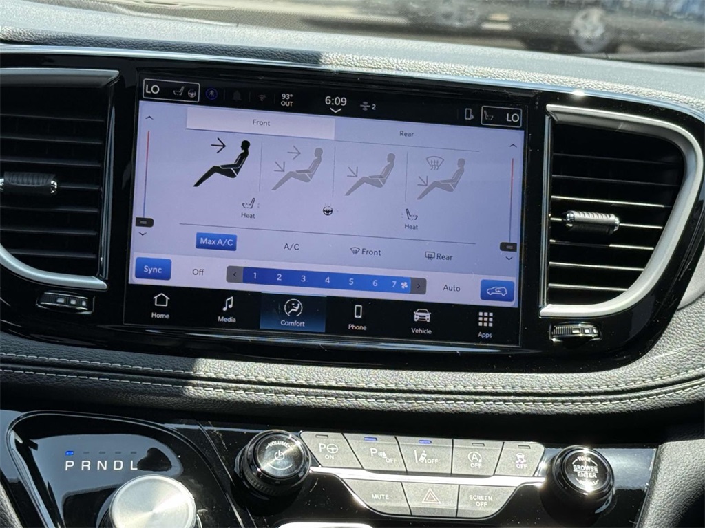 2025 Chrysler Pacifica photo 3