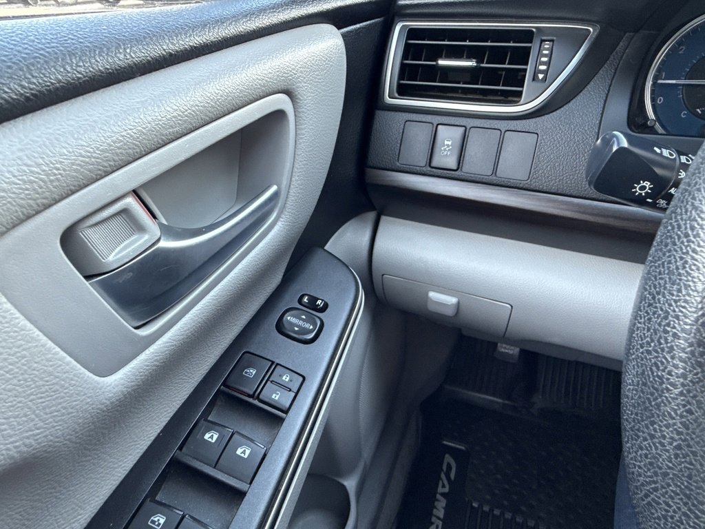 2017 Toyota Camry LE photo 27