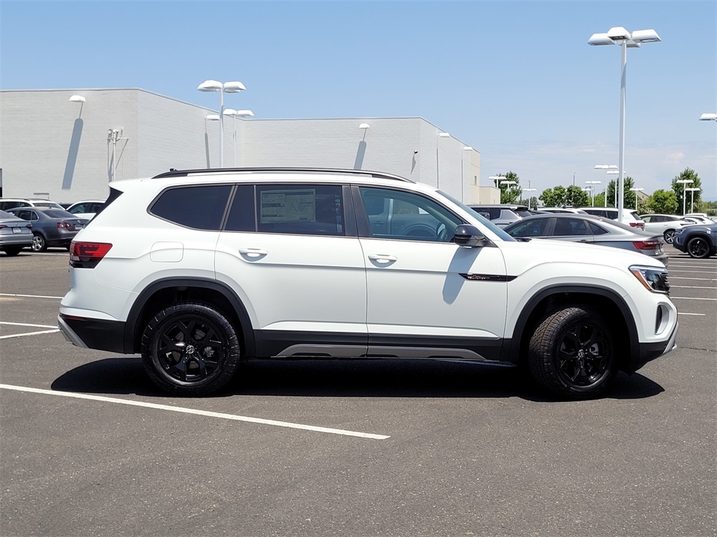 2025 Volkswagen Atlas Peak Edition SE photo 3