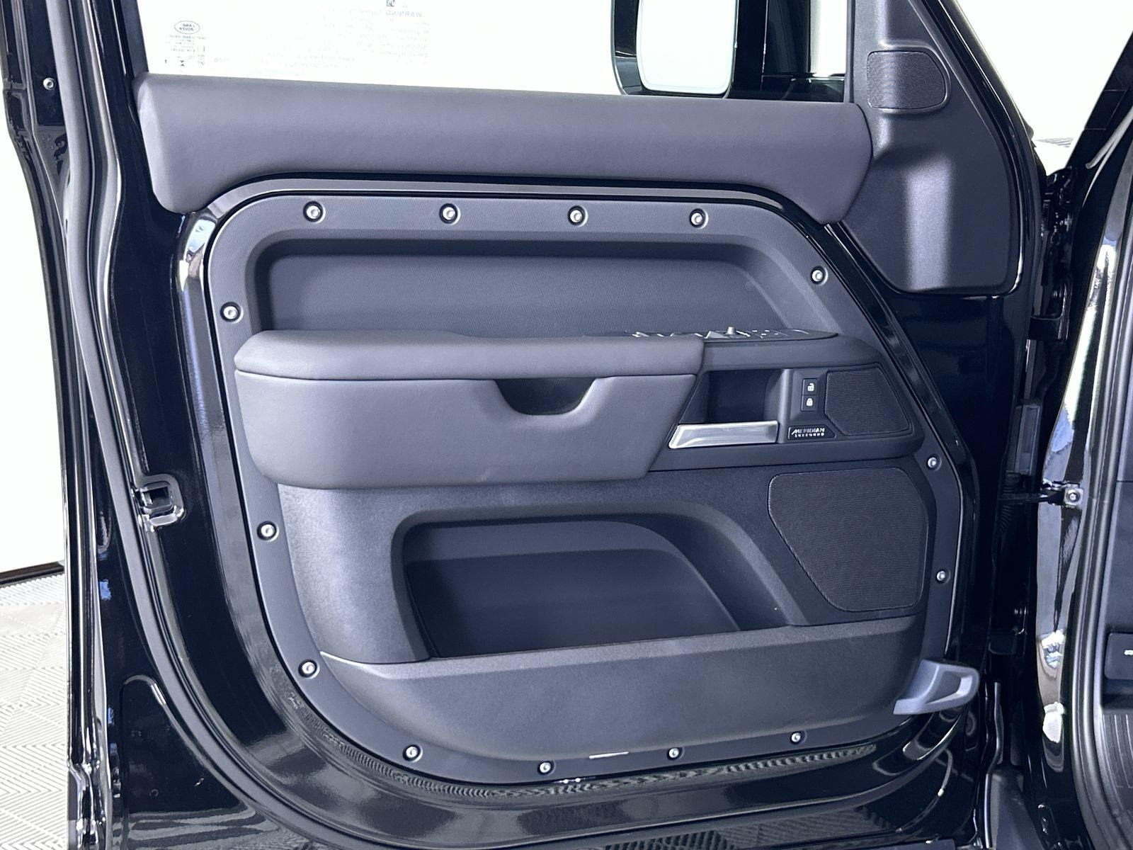 2025 Land Rover Defender 130 X-Dynamic SE photo 20