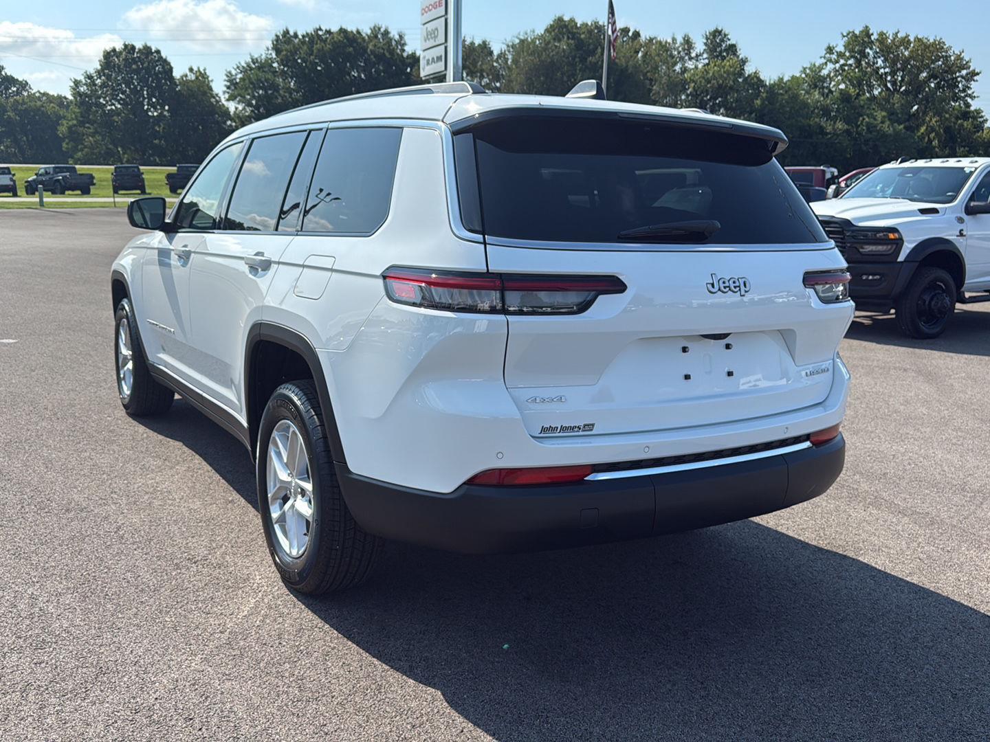 2025 Jeep Grand Cherokee Laredo photo 16