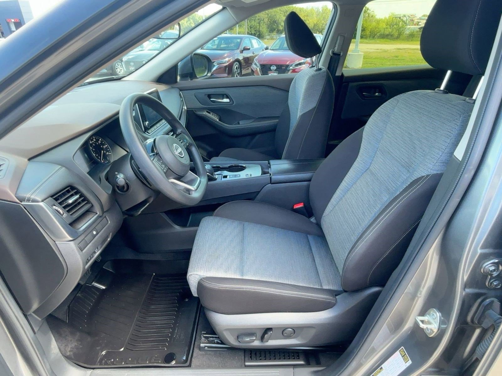 2023 Nissan Rogue SV photo 5