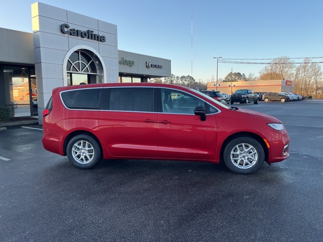 2025 Chrysler Pacifica photo 2